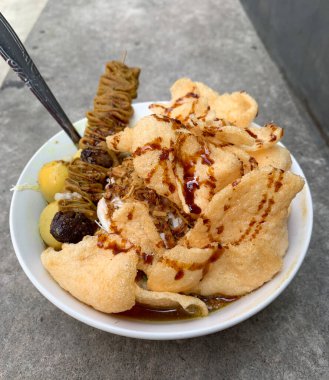 Satay, Yumurta ve Lezzetli Krakerler ile Tavuk Lapası Düz Görünümü