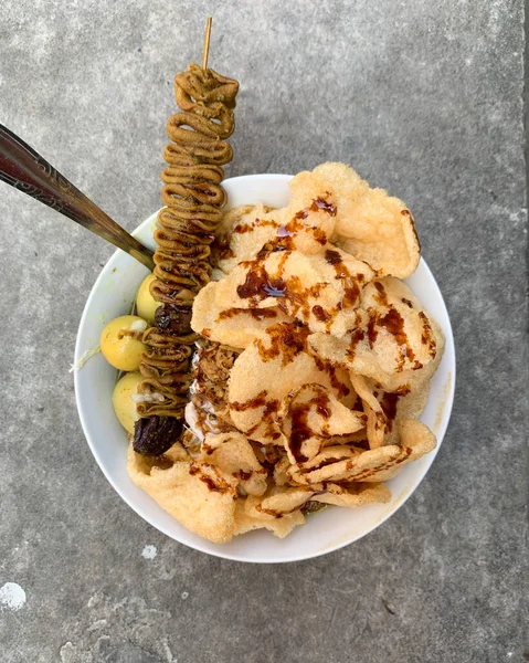 Satay, Yumurta ve Lezzetli Krakerler ile Tavuk Lapası Düz Görünümü