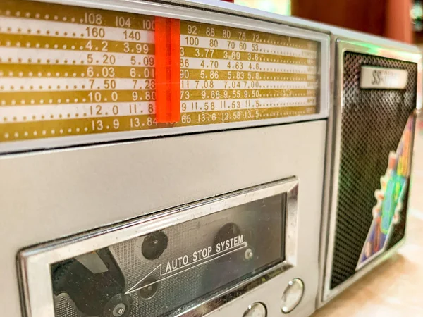 Signaux Jaugeage Vue Rapprochée Radiofréquencemètre Sur Une Radio Classique — Photo