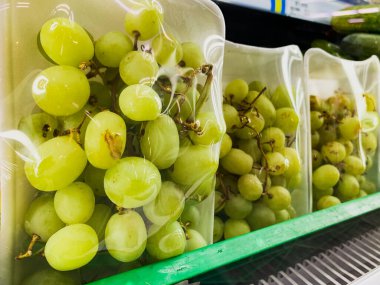 Yeşil Üzüm Yemekleri: Süpermarket soğutucusunda sergilenen Taze Yeşilüzümlerin Yakın Çekim Görüntüleri, Tatlı ve Sağlıklı Atıştırmalıklar İçin Mükemmel