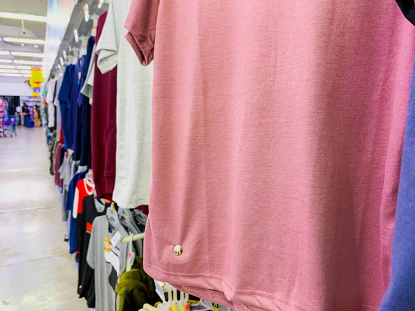 Gardırop Delight: Bir Dükkanda Gözü Yakala tişörtü