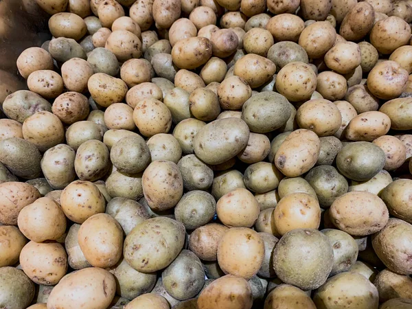 Taze Hasat: Düz Yatay ve Yakın Çekim Bileşimi Süpermarkette Görünürde Farklı Çiğ Patates Varyasyonları