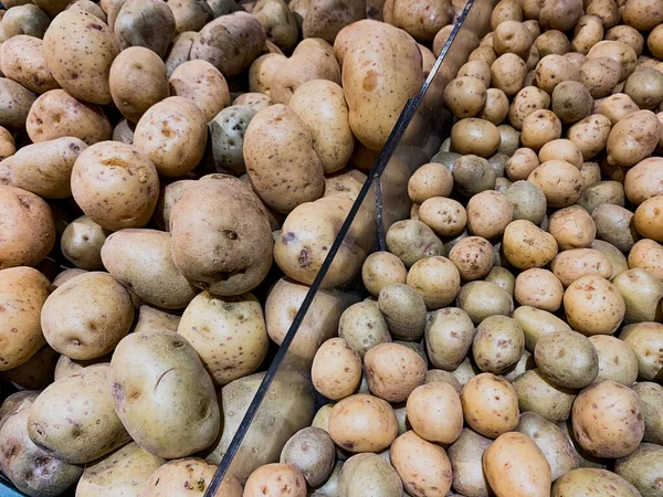 Taze Hasat: Düz Yatay ve Yakın Çekim Bileşimi Süpermarkette Görünürde Farklı Çiğ Patates Varyasyonları