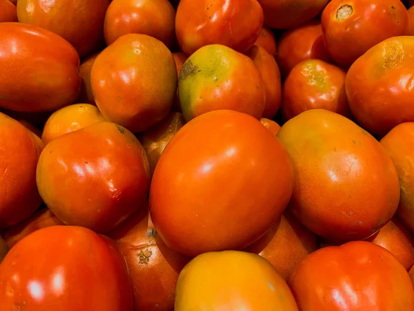 Taze Domates Lezzeti: Düz Yat ve Yakın Çekim Çeşitli Taze Domatesler Süpermarket Sepetinde Sergilendi