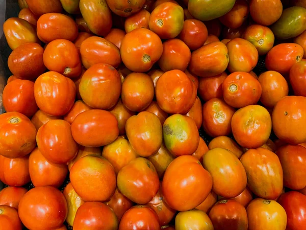 Taze Domates Lezzeti: Düz Yat ve Yakın Çekim Çeşitli Taze Domatesler Süpermarket Sepetinde Sergilendi