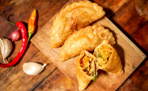 Otantik Endonezya Mutfağı: Ahşap Kesme Tahtasındaki Endonezya Pastasının Yakın Çekimi