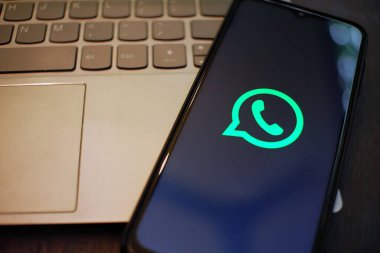 Bağlantı Aygıtları: Akıllı Telefon Bir Klavyede WhatsApp Logosunu Gösteriyor