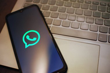 Bağlantı Aygıtları: Akıllı Telefon Bir Klavyede WhatsApp Logosunu Gösteriyor