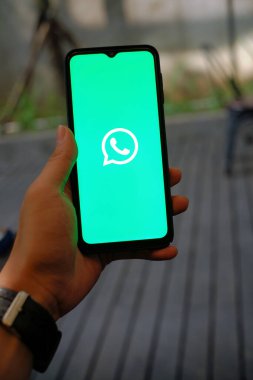 Bağlı Kalmak: Görünür Whatsapp Uygulama Logosuna sahip Elle Tutma Akıllı Telefonu