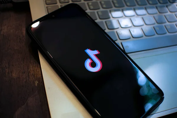 Bağlantı Aygıtları: Laptop Klavyesinde Tiktok Logosunu Gösteren Akıllı Telefon