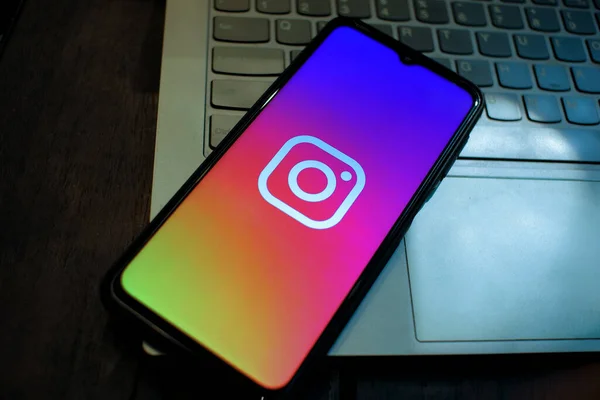 Bağlantı Aygıtları: Akıllı Telefon Dizüstü bilgisayardaki Instagram Logosunu Gösteriyor