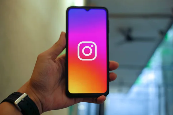 Bağlı Kalmak: Görünür Instagram Uygulama Logosuna sahip Elle Tutma Akıllı Telefonu