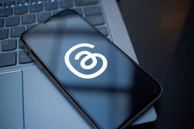 Endonezya, 6 Temmuz 2023 Akıllı Telefon Dizüstü bilgisayarda Başlık Uygulaması Logosunu Gösteriyor