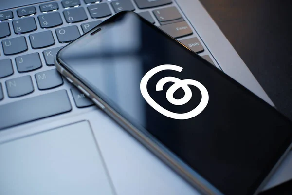 Endonezya, 6 Temmuz 2023 Akıllı Telefon Dizüstü bilgisayarda Başlık Uygulaması Logosunu Gösteriyor