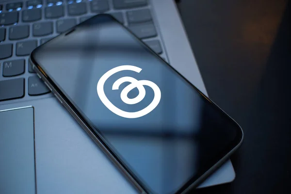 Endonezya, 6 Temmuz 2023 Akıllı Telefon Dizüstü bilgisayarda Başlık Uygulaması Logosunu Gösteriyor