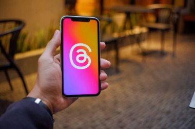 Endonezya, 6 Temmuz 2023 Bağlantı Aygıtları: Akıllı Telefon Tartışmalı Uygulama Logosunu Gösteriyor
