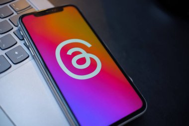 Endonezya, 6 Temmuz 2023 Akıllı Telefon Dizüstü bilgisayarda Başlık Uygulaması Logosunu Gösteriyor