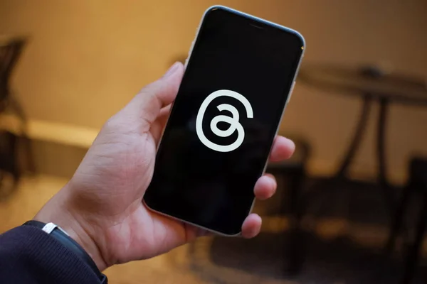 Endonezya, 6 Temmuz 2023 Bağlantı Aygıtları: Akıllı Telefon Tartışmalı Uygulama Logosunu Gösteriyor