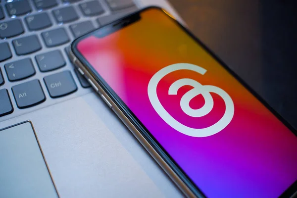 Endonezya, 6 Temmuz 2023 Akıllı Telefon Dizüstü bilgisayarda Başlık Uygulaması Logosunu Gösteriyor