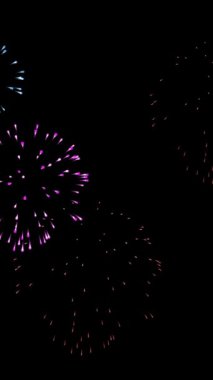 Siyah arka planda havai fişek videosu. 9x16 4K görüntü çözünürlüğünü üstüste koy