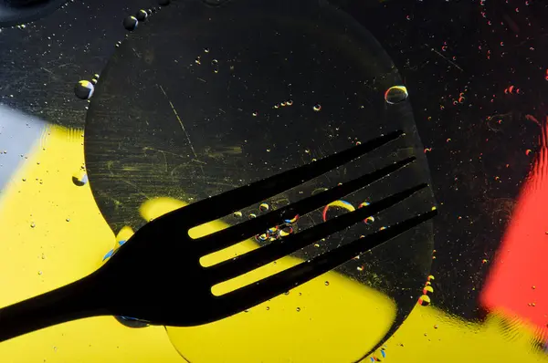 Soyut fotoğrafçılık. Renkler kırmızı, mavi, sarı, yeşil, siyah, beyaz, gümüşümsü. Damlalar, yüzeydeki nesneler. Arkaplan, tasarım ve iç tasarım için fotoğraflar.