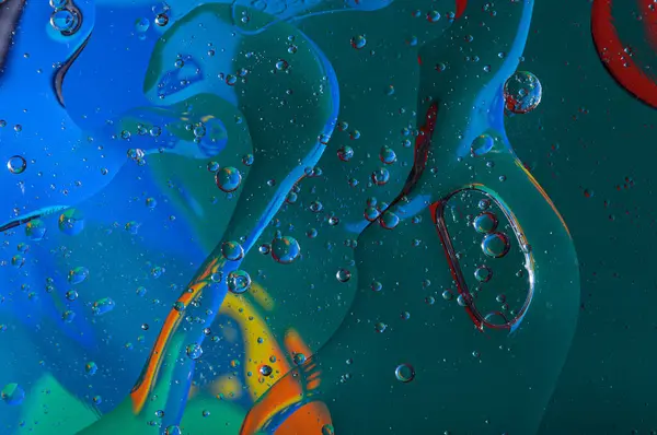 Soyut fotoğrafçılık. Renkler kırmızı, mavi, sarı, yeşil, siyah, beyaz, gümüşümsü. Damlalar, yüzeydeki nesneler. Arkaplan, tasarım ve iç tasarım için fotoğraflar.