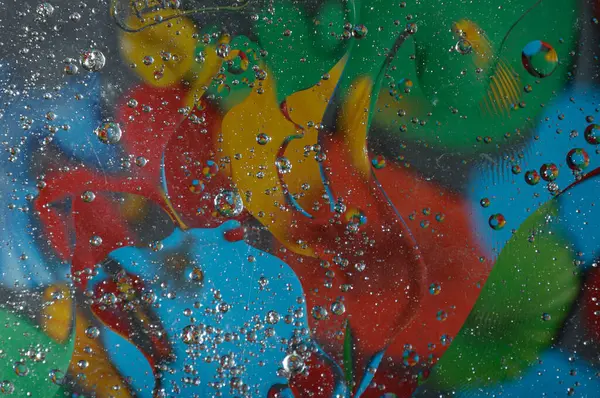 Soyut fotoğrafçılık. Renkler kırmızı, mavi, sarı, yeşil, siyah, beyaz, gümüşümsü. Damlalar, yüzeydeki nesneler. Arkaplan, tasarım ve iç tasarım için fotoğraflar.