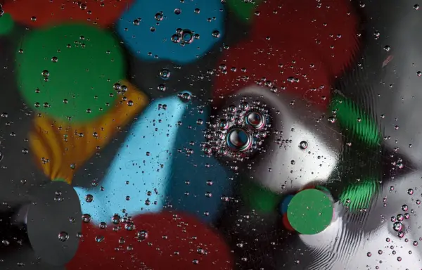 Soyut fotoğrafçılık. Renkler kırmızı, mavi, sarı, yeşil, siyah, beyaz, gümüşümsü. Damlalar, yüzeydeki nesneler. Arkaplan, tasarım ve iç tasarım için fotoğraflar.