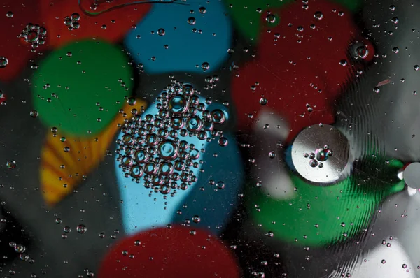 Soyut fotoğrafçılık. Renkler kırmızı, mavi, sarı, yeşil, siyah, beyaz, gümüşümsü. Damlalar, yüzeydeki nesneler. Arkaplan, tasarım ve iç tasarım için fotoğraflar.