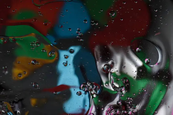 Soyut fotoğrafçılık. Renkler kırmızı, mavi, sarı, yeşil, siyah, beyaz, gümüşümsü. Damlalar, yüzeydeki nesneler. Arkaplan, tasarım ve iç tasarım için fotoğraflar.