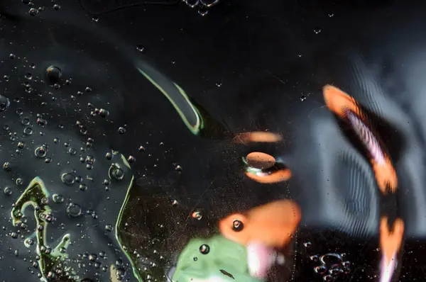 Soyut fotoğrafçılık. Renkler kırmızı, mavi, sarı, yeşil, siyah, beyaz, gümüşümsü. Damlalar, yüzeydeki nesneler. Arkaplan, tasarım ve iç tasarım için fotoğraflar.