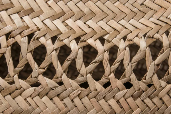 Arkaplan ve tasarım için renk dokusu. Renkli iplikler. Samandan örgü örüyorum. Çantanın ve kumaşın yüzeyi.