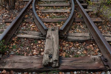 Sonbahar eski demiryolu. Delikli raylar, eski ahşap uykucular, renkli taşlar, paslı metal, nesne dokusu, tel..