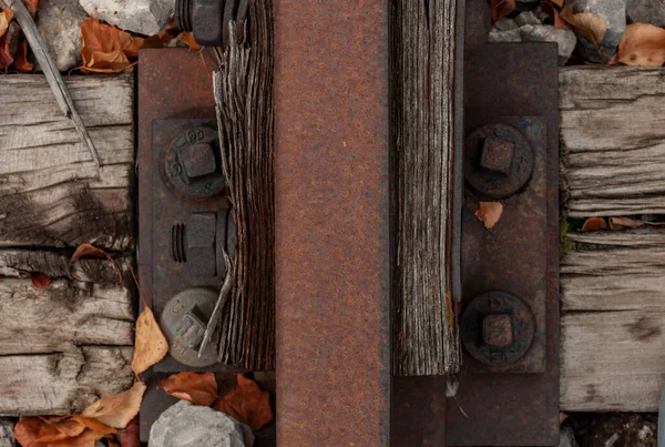 秋天的旧铁路带有孔的铁轨 老式木制枕木 彩色石头 生锈的金属 物体纹理 金属丝 — 图库照片