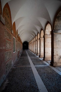 İspanya. Aranjuez. Kraliyet Sarayı 'nın çarşısı. Pencereli çatısı var. Yeşil çimenler. Royal Palace 'ın yanına park et. Taho Nehri. Sarayın yakınındaki kanal. Kanalın üzerindeki köprü. Mavi gökyüzü, beyaz bulutlar.