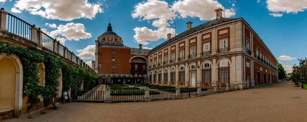 Spain Aranjuez Arcades Royal Palace Tiled Roof Windows Green Lawn — Stock Photo, Image