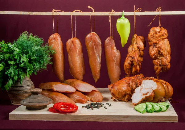 Arka planda et ürünleri, sebzeler, iç malzemeler ve çevreyle hayat devam ediyor.