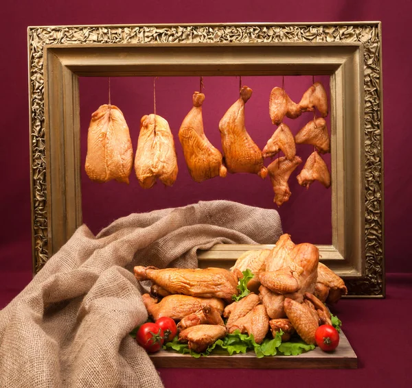 Arka planda et ürünleri, sebzeler, iç malzemeler ve çevreyle hayat devam ediyor.