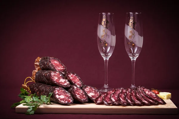 Arka planda et ürünleri, sebzeler, iç malzemeler ve çevreyle hayat devam ediyor.