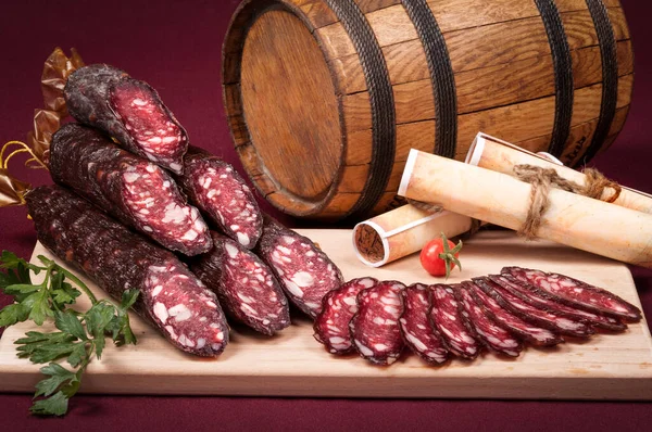 Arka planda et ürünleri, sebzeler, iç malzemeler ve çevreyle hayat devam ediyor.