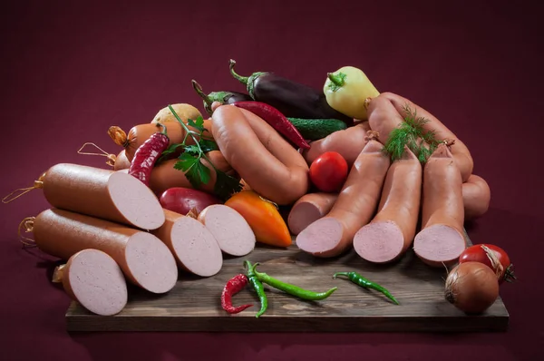 Arka planda et ürünleri, sebzeler, iç malzemeler ve çevreyle hayat devam ediyor.