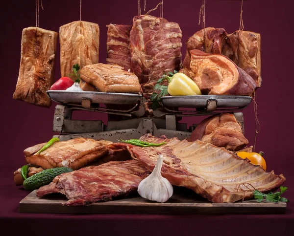 Arka planda et ürünleri, sebzeler, iç malzemeler ve çevreyle hayat devam ediyor.