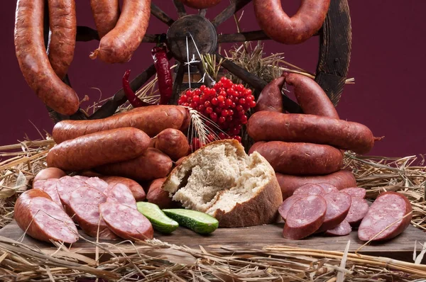 Arka planda et ürünleri, sebzeler, iç malzemeler ve çevreyle hayat devam ediyor.