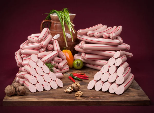 Arka planda et ürünleri, sebzeler, iç malzemeler ve çevreyle hayat devam ediyor.