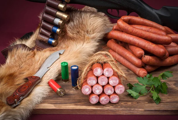 Arka planda et ürünleri, sebzeler, iç malzemeler ve çevreyle hayat devam ediyor.