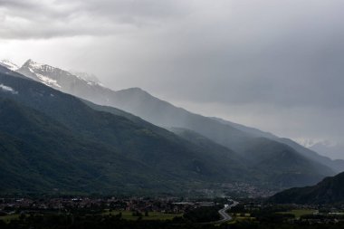 Karlı ve bulutlu dağ manzarası