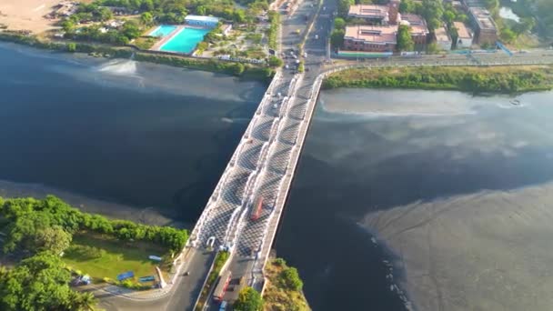 一段历史上著名的国际象棋桥 桥下静水 海滩边的无人机视频 — 图库视频影像