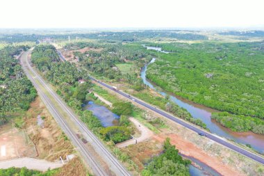 Hindistan, Kerala, Kasaragod bölgesinin kıyı bölgelerindeki mangrov ormanlarının hava manzarası.