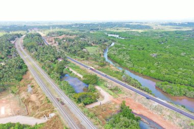 Hindistan, Kerala, Kasaragod bölgesinin kıyı bölgelerindeki mangrov ormanlarının hava manzarası.