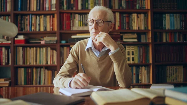 Olgun gazeteci notlar yazıyor, bilimsel dergi için makale hazırlıyor.